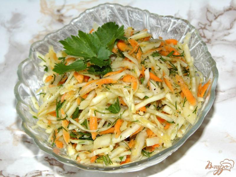 Фото приготовление рецепта: Капустный салат с морковью и кинзой шаг №4