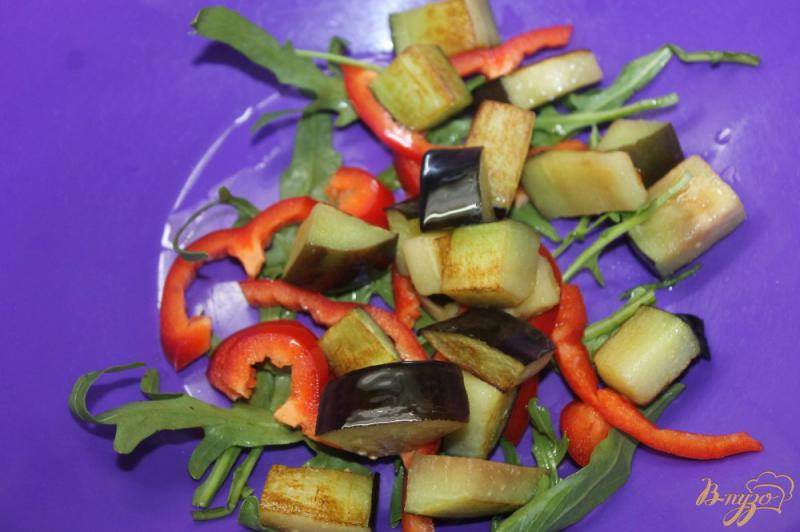 Фото приготовление рецепта: Салат с рукколой и баклажанами шаг №4