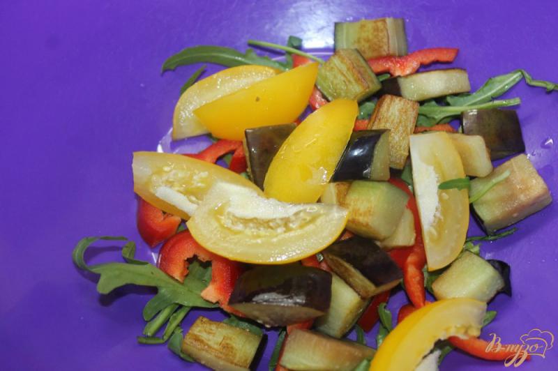 Фото приготовление рецепта: Салат с рукколой и баклажанами шаг №5