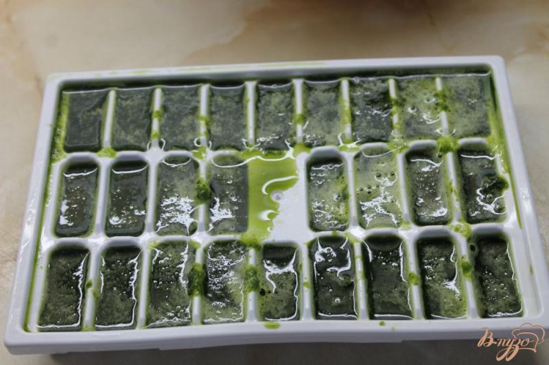 Фото приготовление рецепта: Шпинатное пюре в кубиках льда шаг №3
