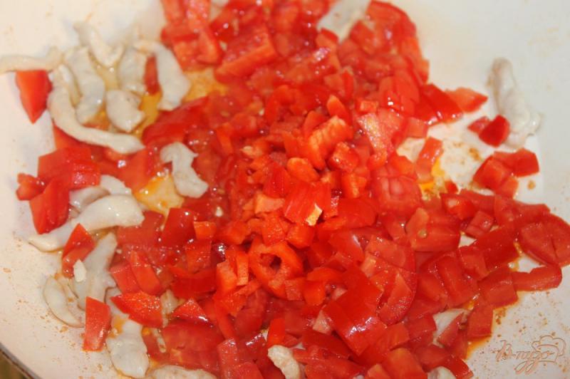 Фото приготовление рецепта: Яичница с курицей и томатами шаг №2