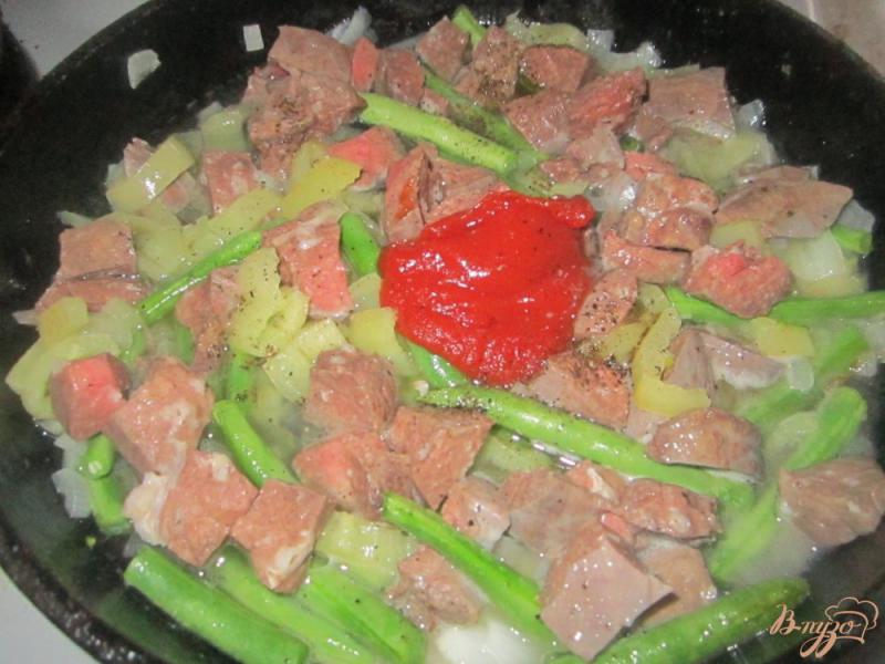 Фото приготовление рецепта: Свиное легкое тушеное с овощами в томате шаг №4