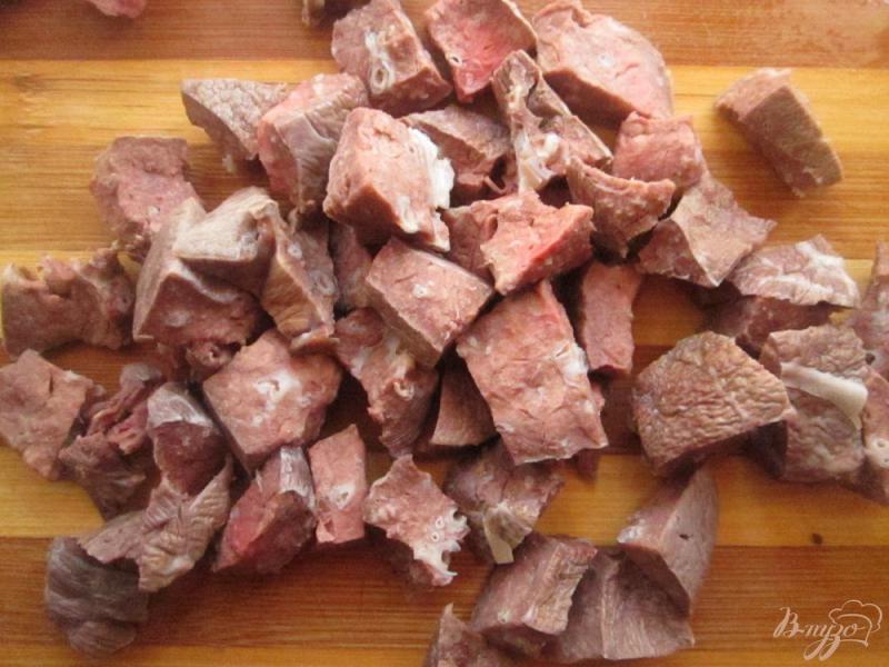 Фото приготовление рецепта: Свиное легкое тушеное с овощами в томате шаг №3