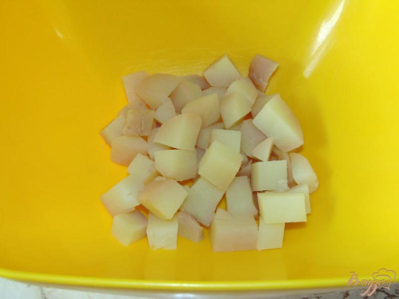 Фото приготовление рецепта: Картофельный салат с баклажаном и зелеными оливками шаг №1