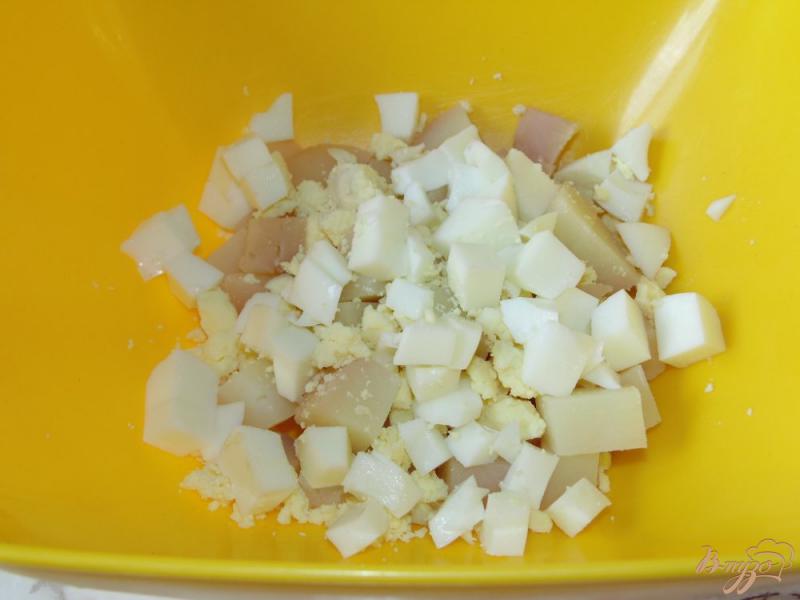 Фото приготовление рецепта: Картофельный салат с баклажаном и зелеными оливками шаг №2