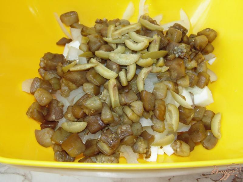 Фото приготовление рецепта: Картофельный салат с баклажаном и зелеными оливками шаг №5
