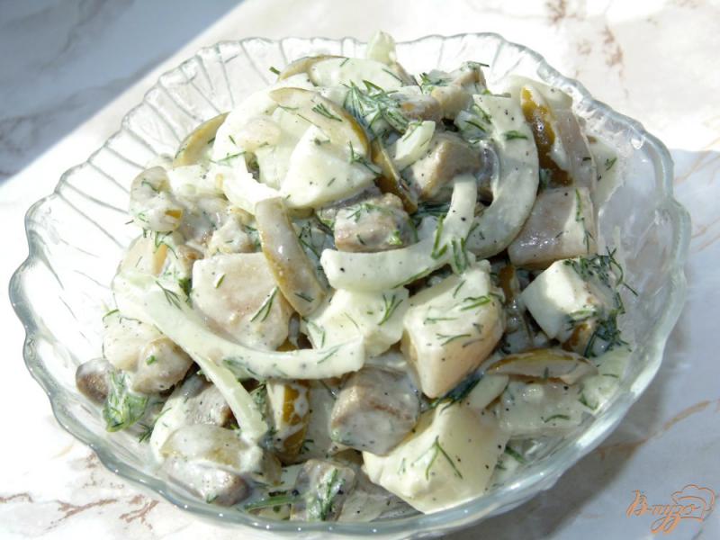Фото приготовление рецепта: Картофельный салат с баклажаном и зелеными оливками шаг №7
