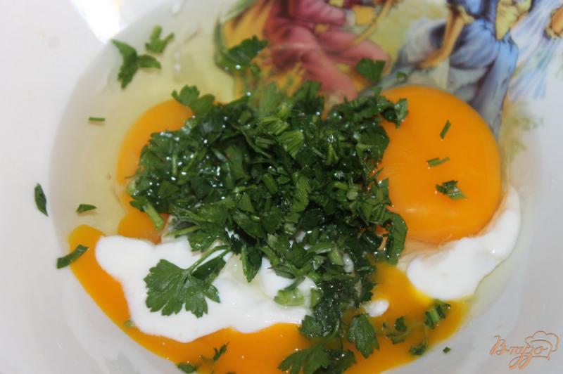 Фото приготовление рецепта: Яичные гренки с помидорами и базиликом шаг №2