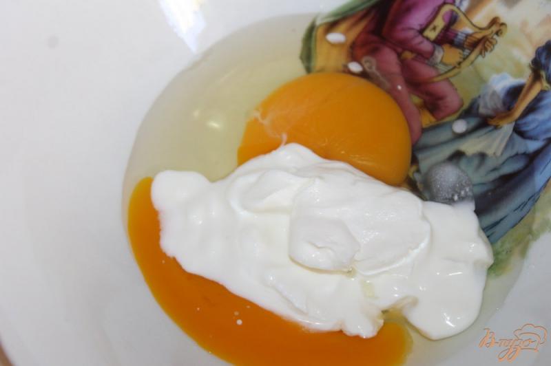 Фото приготовление рецепта: Яичные гренки с помидорами и базиликом шаг №1