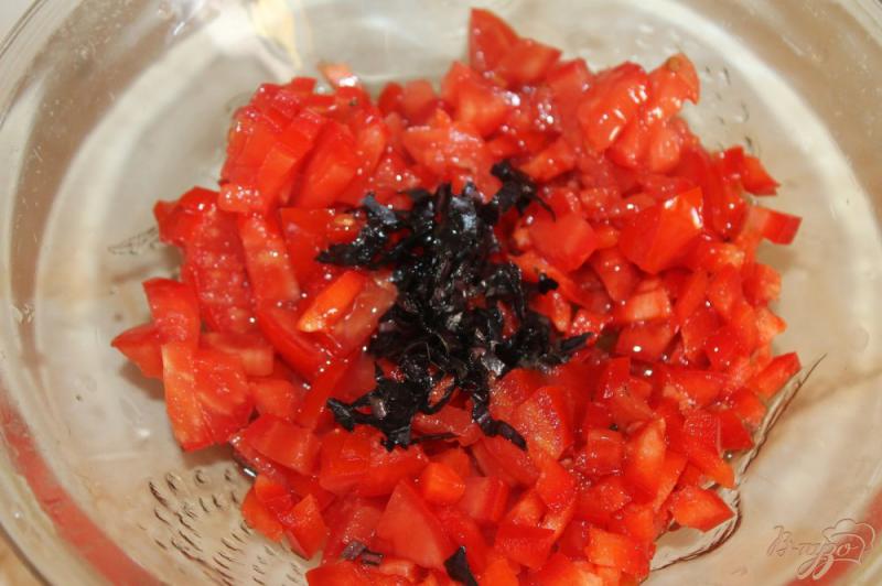 Фото приготовление рецепта: Яичные гренки с помидорами и базиликом шаг №5