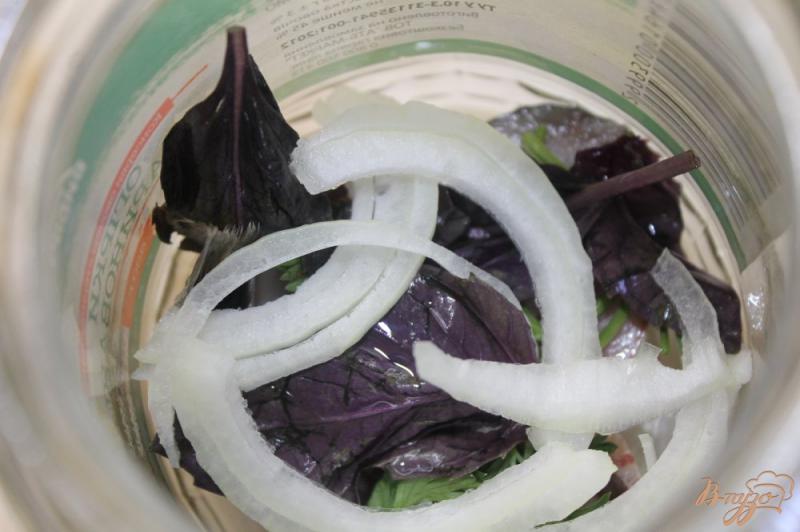 Фото приготовление рецепта: Маринованная скумбрия с добавлением листьев базилика шаг №5