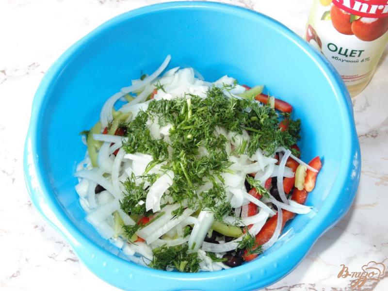 Фото приготовление рецепта: Капустный салат с черной фасолью и сладким перцем шаг №4