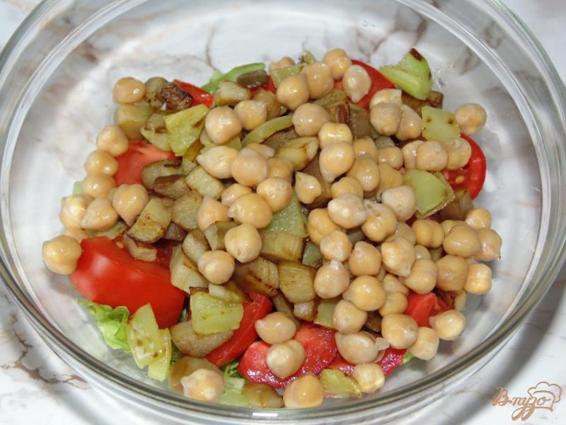 Фото приготовление рецепта: Овощной салат с нутом и баклажаном шаг №5