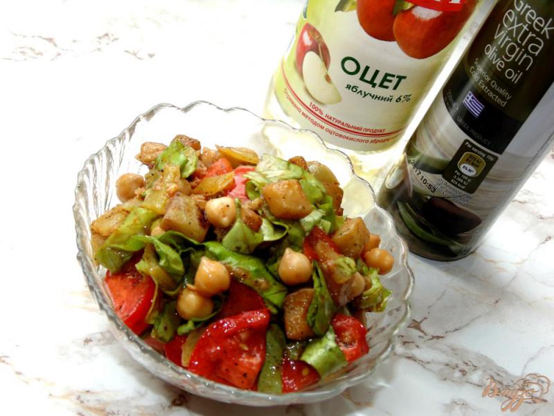 Фото приготовление рецепта: Овощной салат с нутом и баклажаном шаг №7