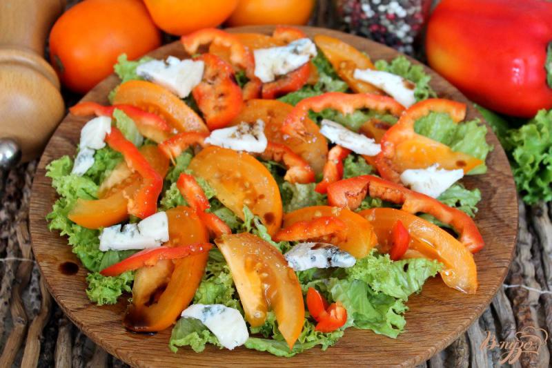 Фото приготовление рецепта: Салат из помидор и перца с сыром Горгонзола шаг №5