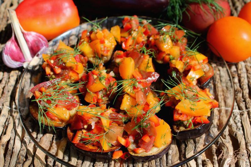 Фото приготовление рецепта: Закуска из баклажан с помидорами и перцем шаг №6