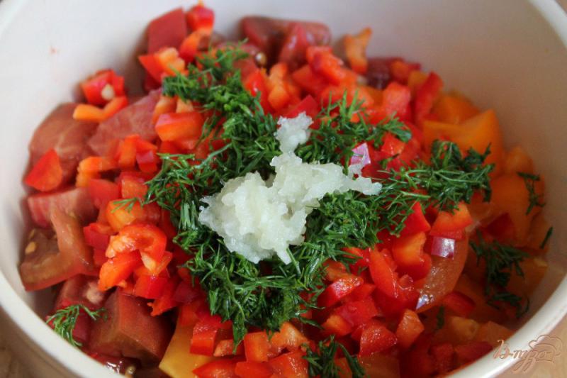 Фото приготовление рецепта: Закуска из баклажан с помидорами и перцем шаг №4