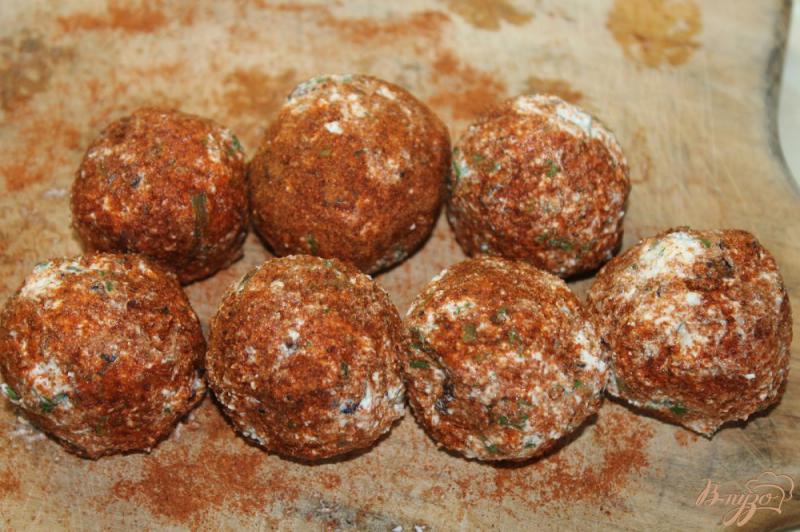 Фото приготовление рецепта: Творожные шарики с оливками и базиликом шаг №5