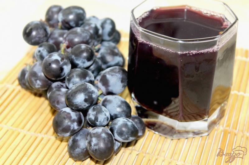 Фото приготовление рецепта: Компот из синего винограда с медом и мятой шаг №5
