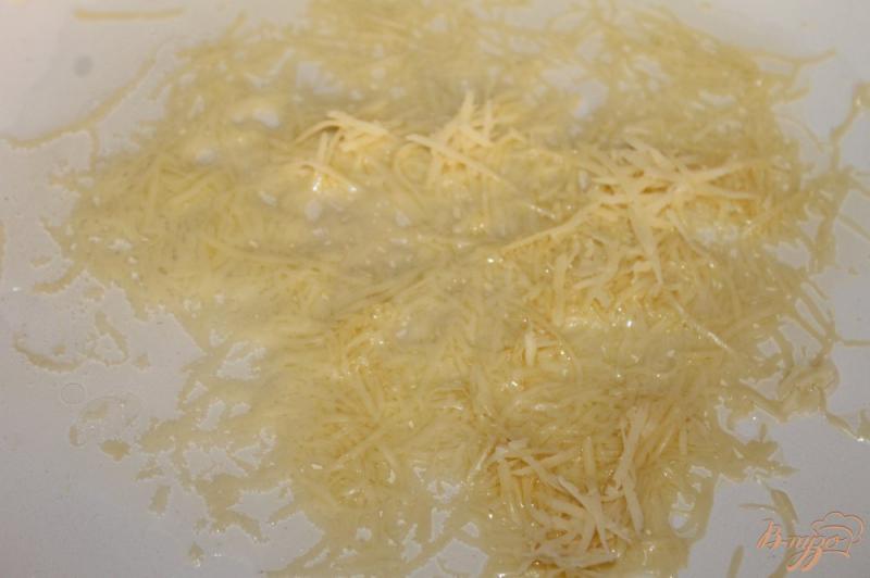 Фото приготовление рецепта: Яичница с сыром и овощами шаг №1