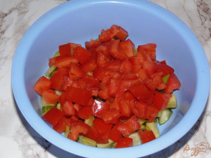 Фото приготовление рецепта: Овощной салат с копченым сыром шаг №2