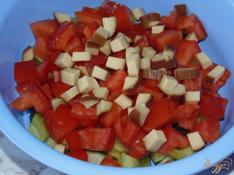 Фото приготовление рецепта: Овощной салат с копченым сыром шаг №3