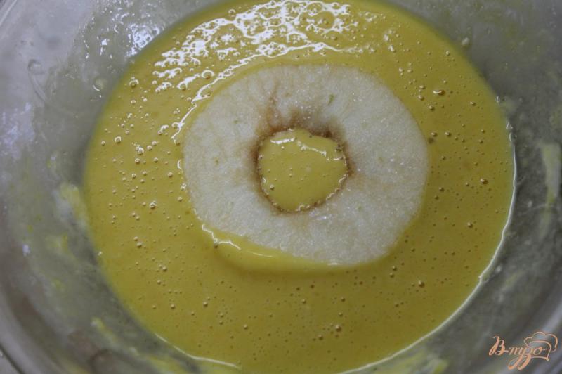 Фото приготовление рецепта: Яблочные кольца в сладком ванильном кляре шаг №5
