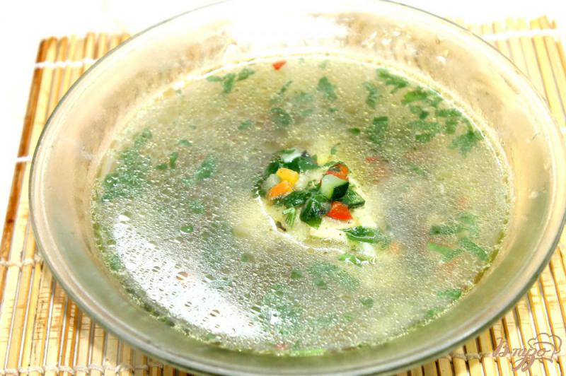 Фото приготовление рецепта: Куриный суп с овощами и шпинатом шаг №6