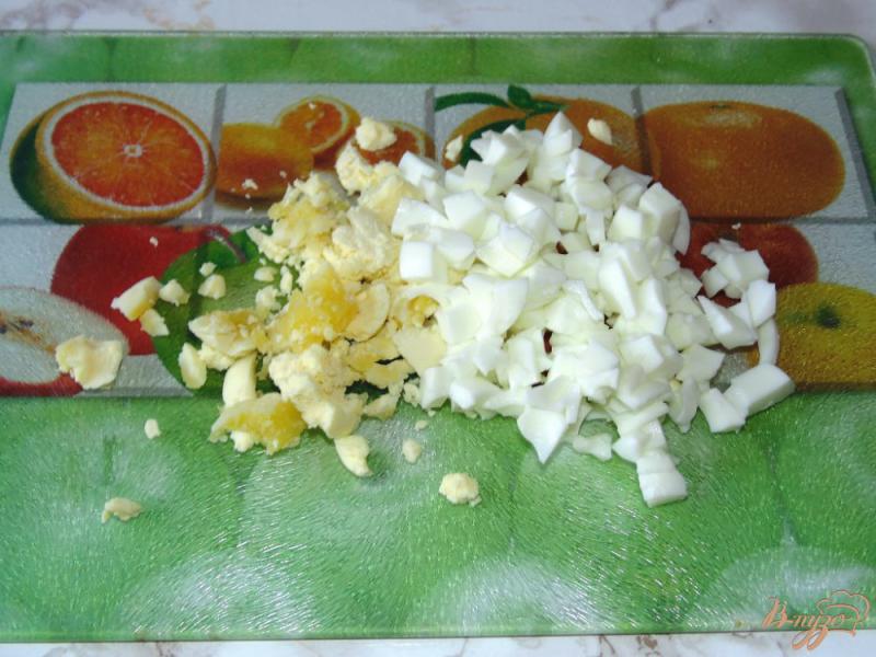 Фото приготовление рецепта: Салат из баклажана с копченым сыром и яйцом шаг №1