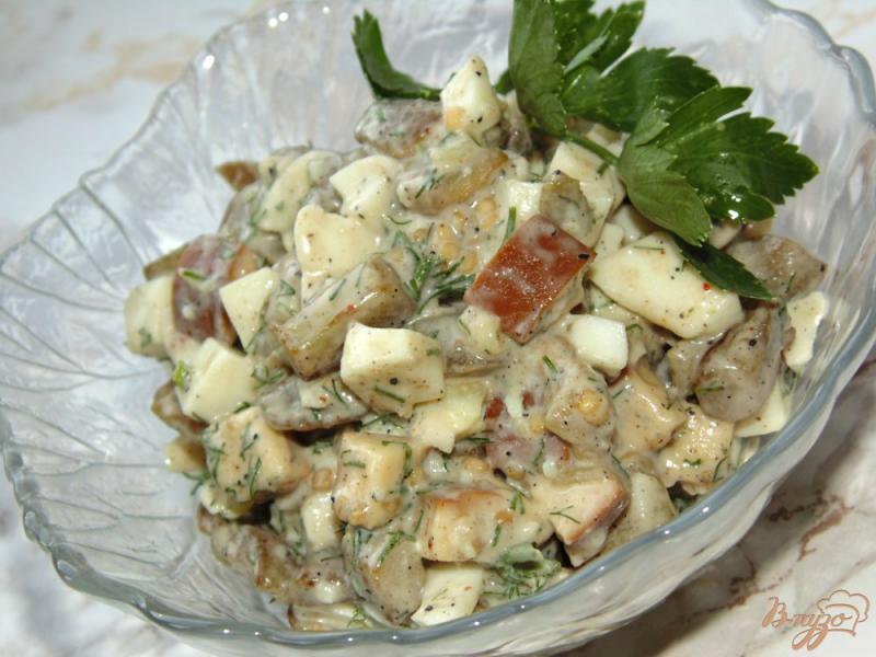 Фото приготовление рецепта: Салат из баклажана с копченым сыром и яйцом шаг №4