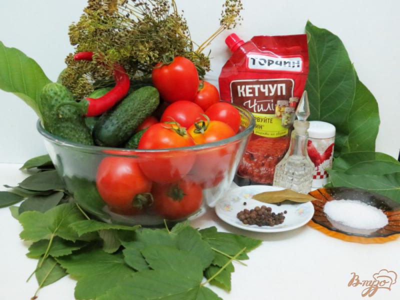 Фото приготовление рецепта: Огурцы и помидоры маринованные с кетчупом шаг №1
