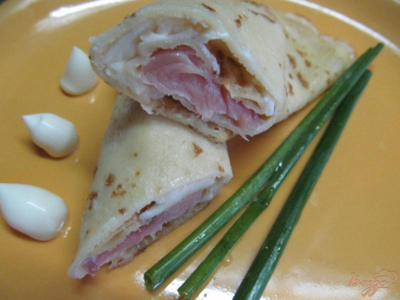 Фото приготовление рецепта: Блинчики с сыром и соленым тунцом шаг №5