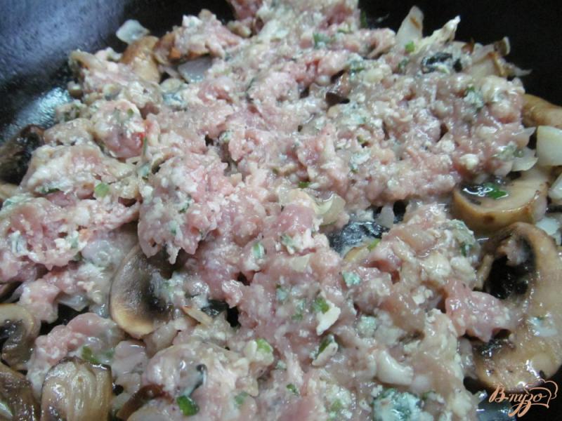 Фото приготовление рецепта: Запеканка из картофеля с фаршем и грибами шаг №3
