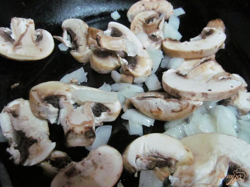 Фото приготовление рецепта: Запеканка из картофеля с фаршем и грибами шаг №2