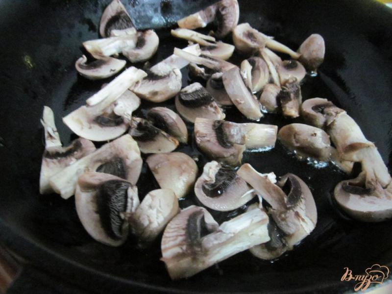 Фото приготовление рецепта: Салат с жаренными - картофелем индейкой и грибами шаг №3