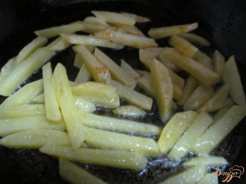 Фото приготовление рецепта: Салат с жаренными - картофелем индейкой и грибами шаг №2