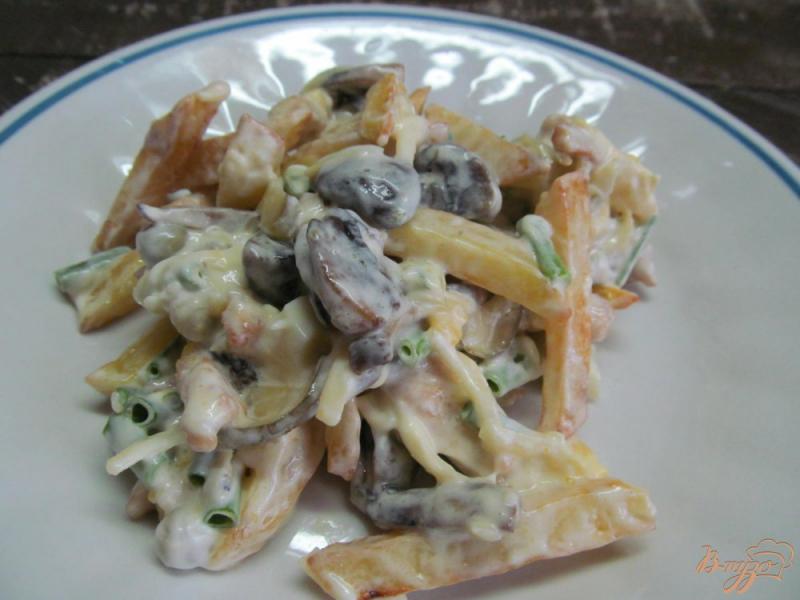 Фото приготовление рецепта: Салат с жаренными - картофелем индейкой и грибами шаг №8