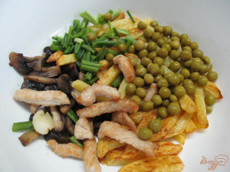 Фото приготовление рецепта: Салат с жаренными - картофелем индейкой и грибами шаг №5