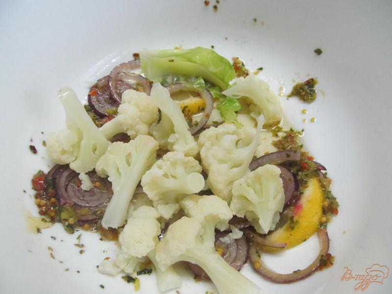 Фото приготовление рецепта: Салат с цветной капустой и кабачком шаг №3