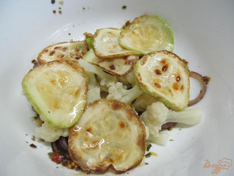 Фото приготовление рецепта: Салат с цветной капустой и кабачком шаг №4