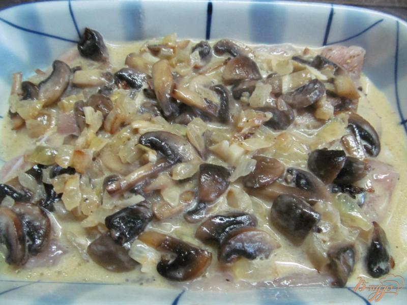 Фото приготовление рецепта: Отбивные из индейки под грибным соусом шаг №4