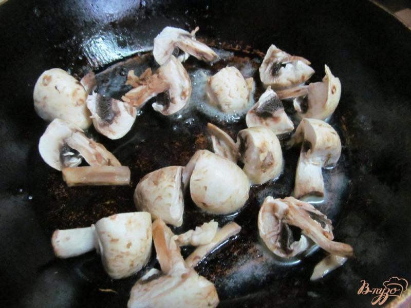 Фото приготовление рецепта: Запеченная цветная капуста с грибами под соусом шаг №5