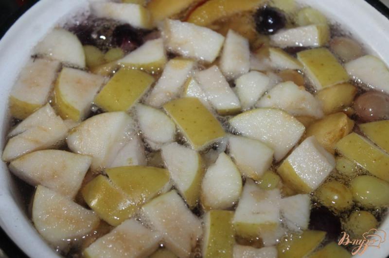 Фото приготовление рецепта: Компот из слив, яблок и винограда шаг №3