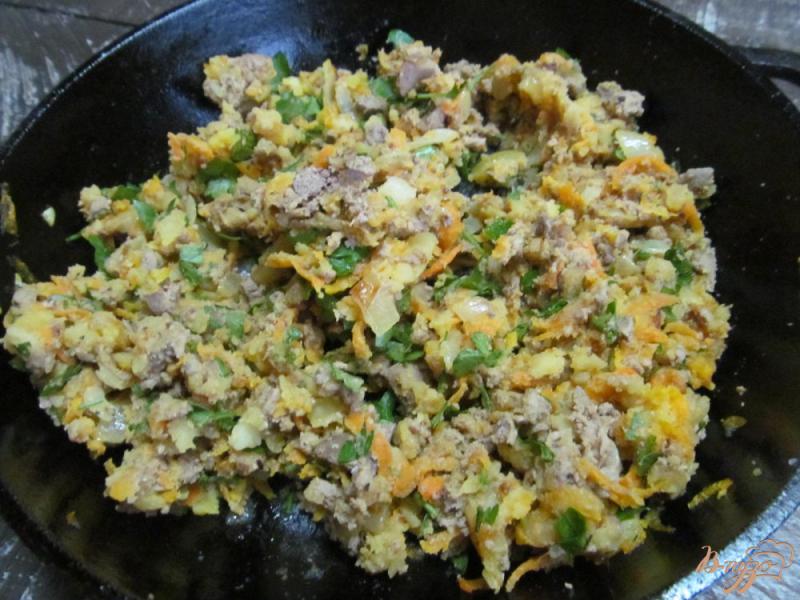 Фото приготовление рецепта: Пирожки с овощной начинкой и куриной печенью шаг №4