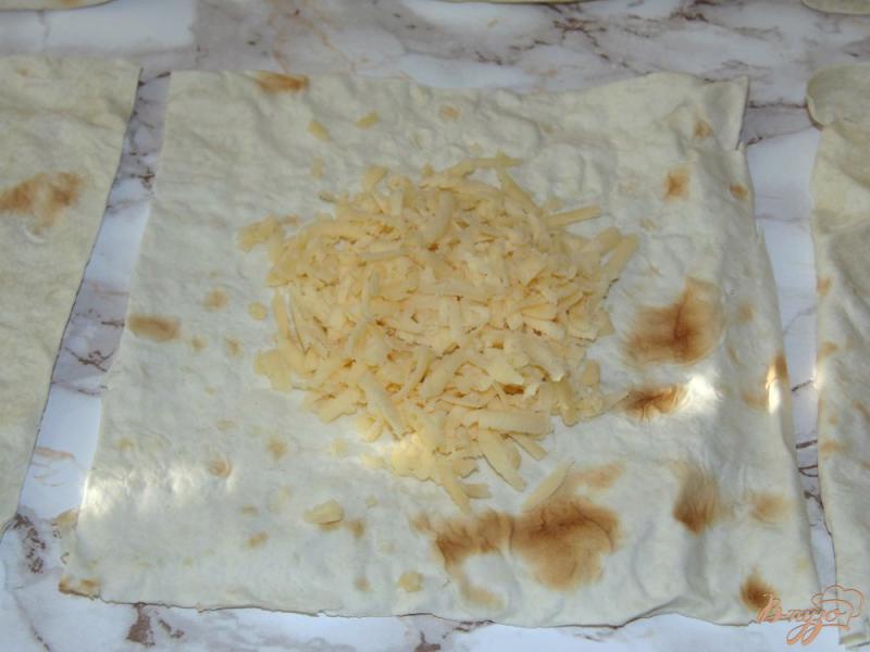 Фото приготовление рецепта: Сырные конвертики шаг №3