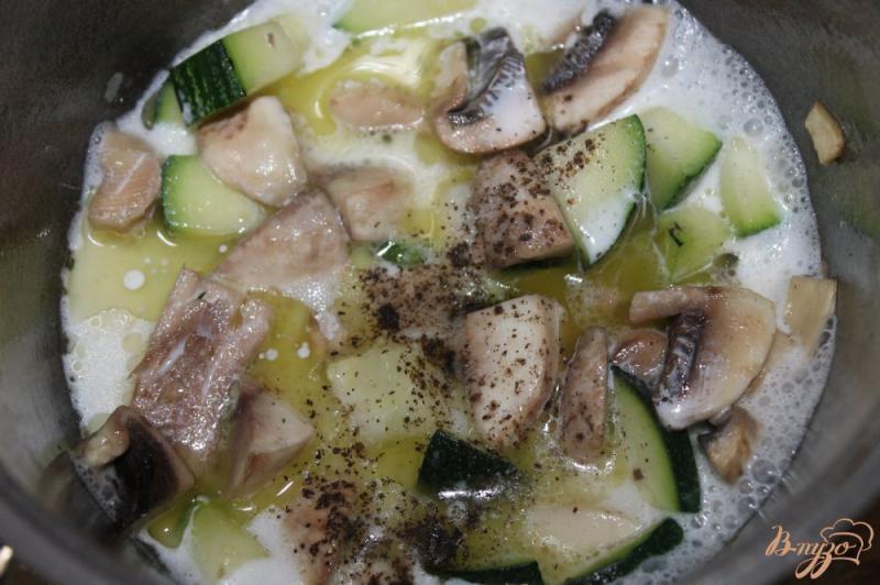 Фото приготовление рецепта: Суп пюре из шампиньонов и кабачка шаг №4