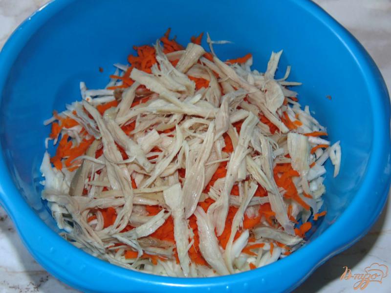 Фото приготовление рецепта: Салат из капусты с морковью и мясом курицы шаг №4