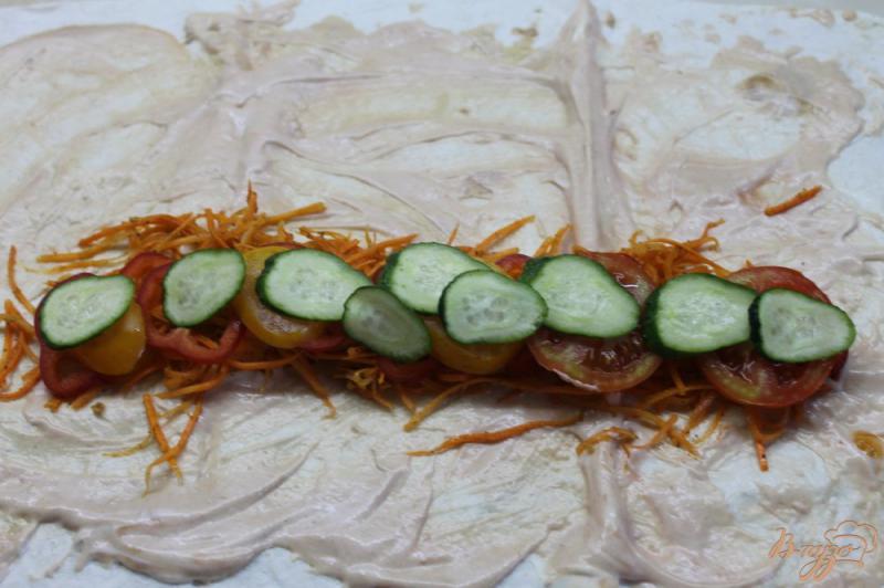 Фото приготовление рецепта: Шаурма с курицей и корейской морковкой шаг №5