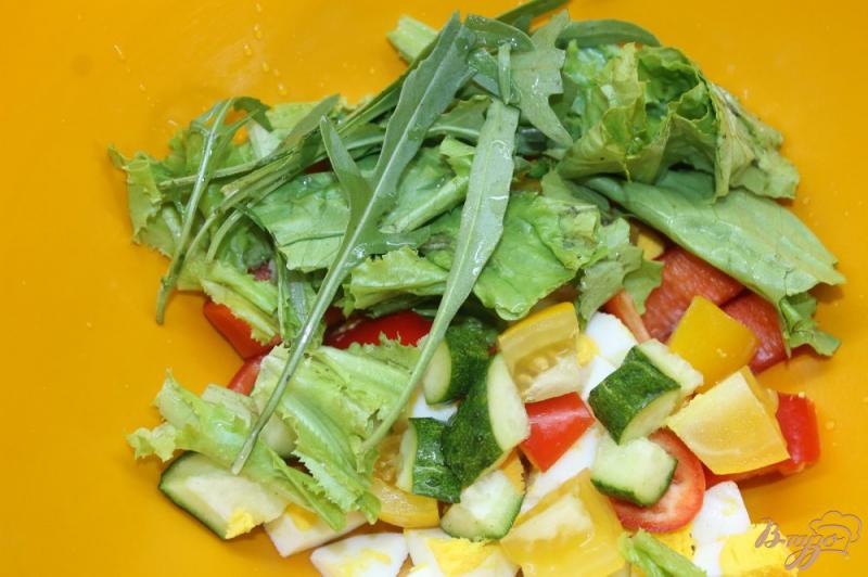Фото приготовление рецепта: Сытный салат с яйцом, колбасой и овощами шаг №3
