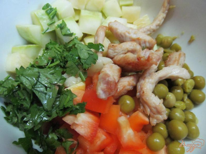 Фото приготовление рецепта: Салат с маринованным кабачком шаг №7
